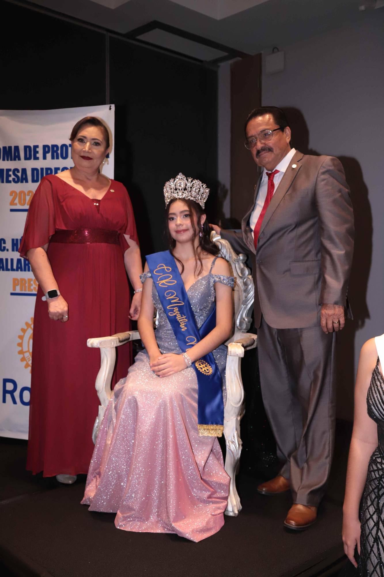 $!Héctor Manuel Gallardo Márquez y su esposa Elizabeth Iturralde de Gallardo, coronan a la nueva reina del club Valeria Zataráin Félix.