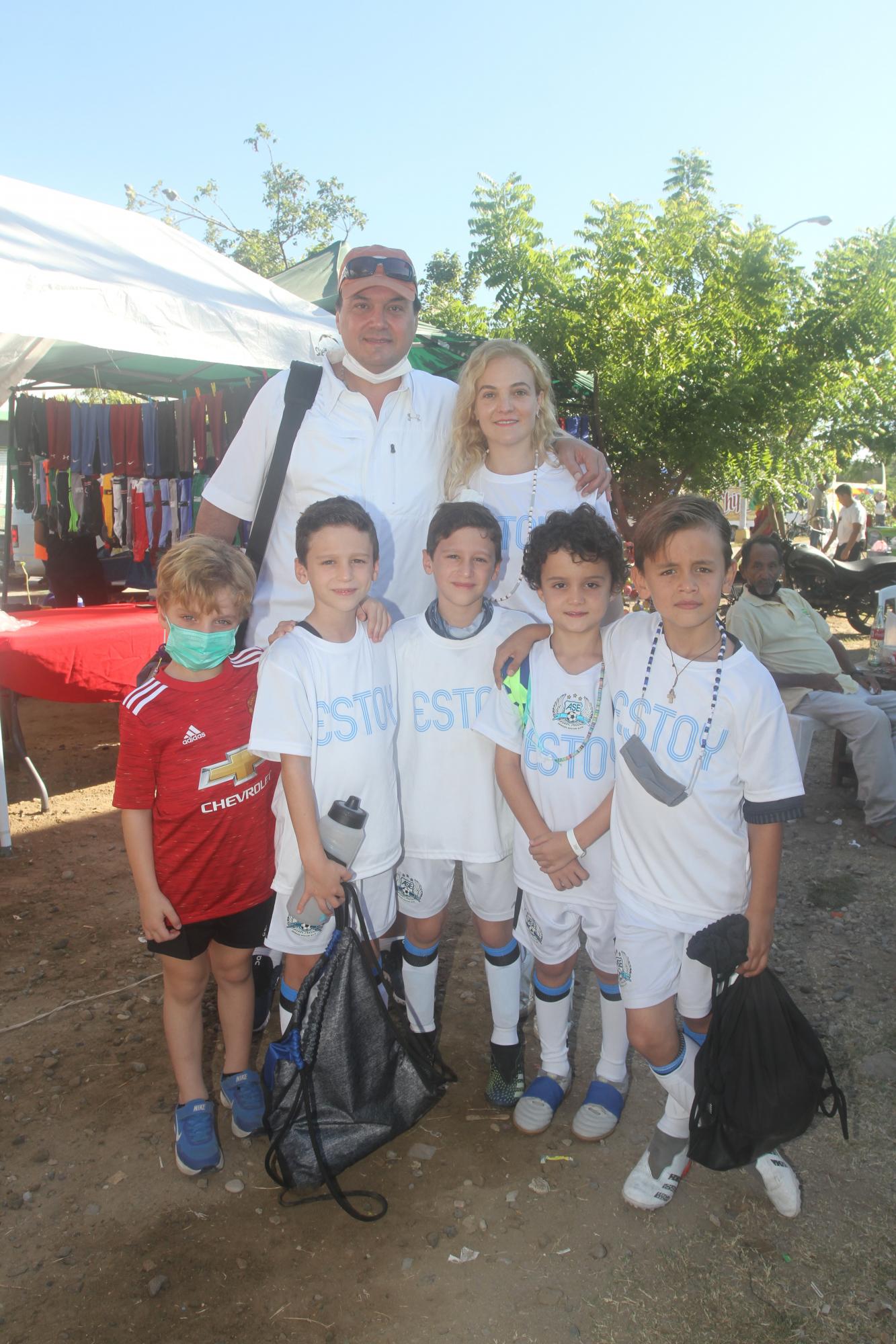 $!Manuel Madero y Roberta Treviño entre los niños, Gastón Madero, Joaquín Salas, Santiago Salas, Manuel Madero y Patricio Cuevas.