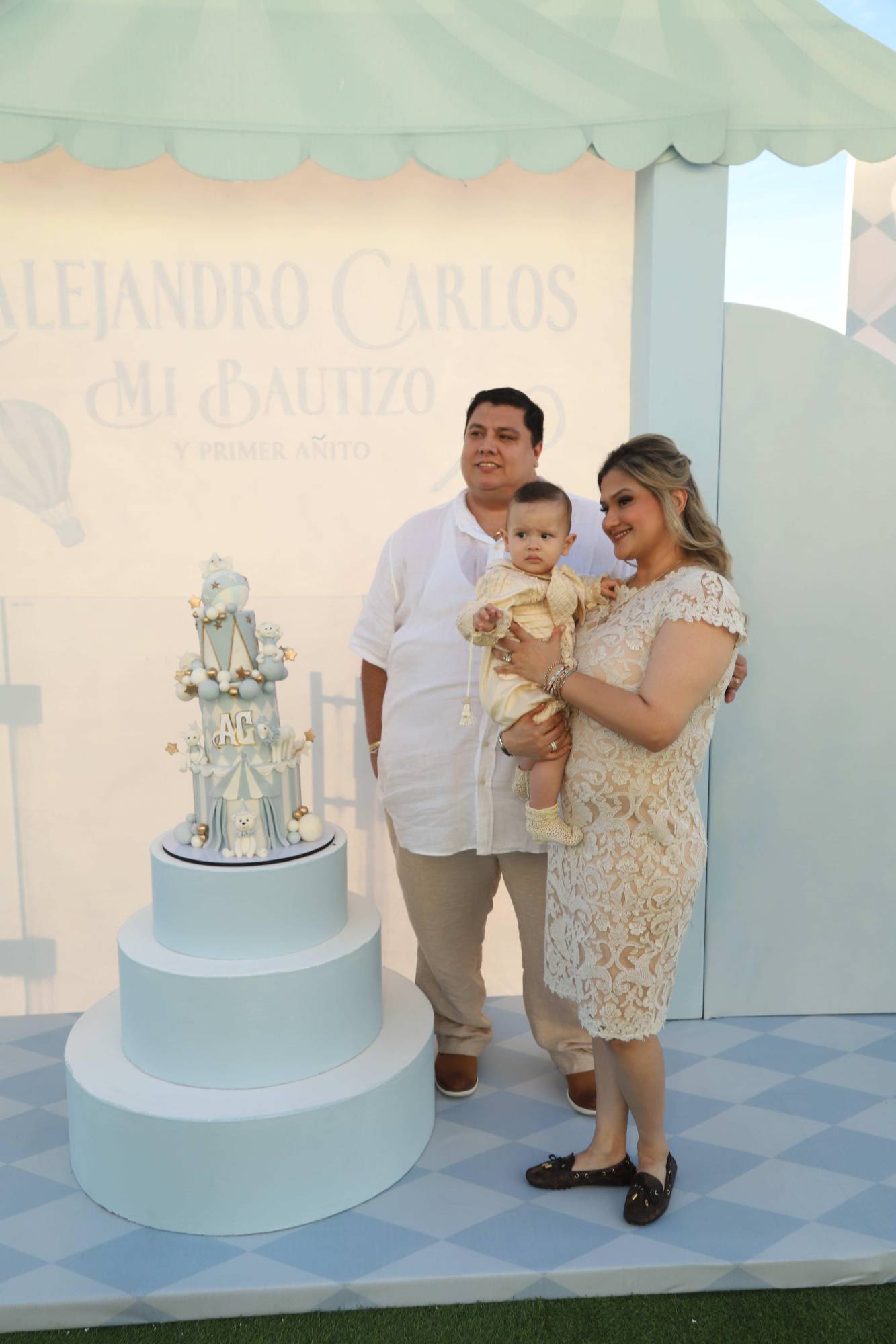 $!Alejandro Carlos con sus padrinos, Enrique Armienta y Sonia Álvarez.