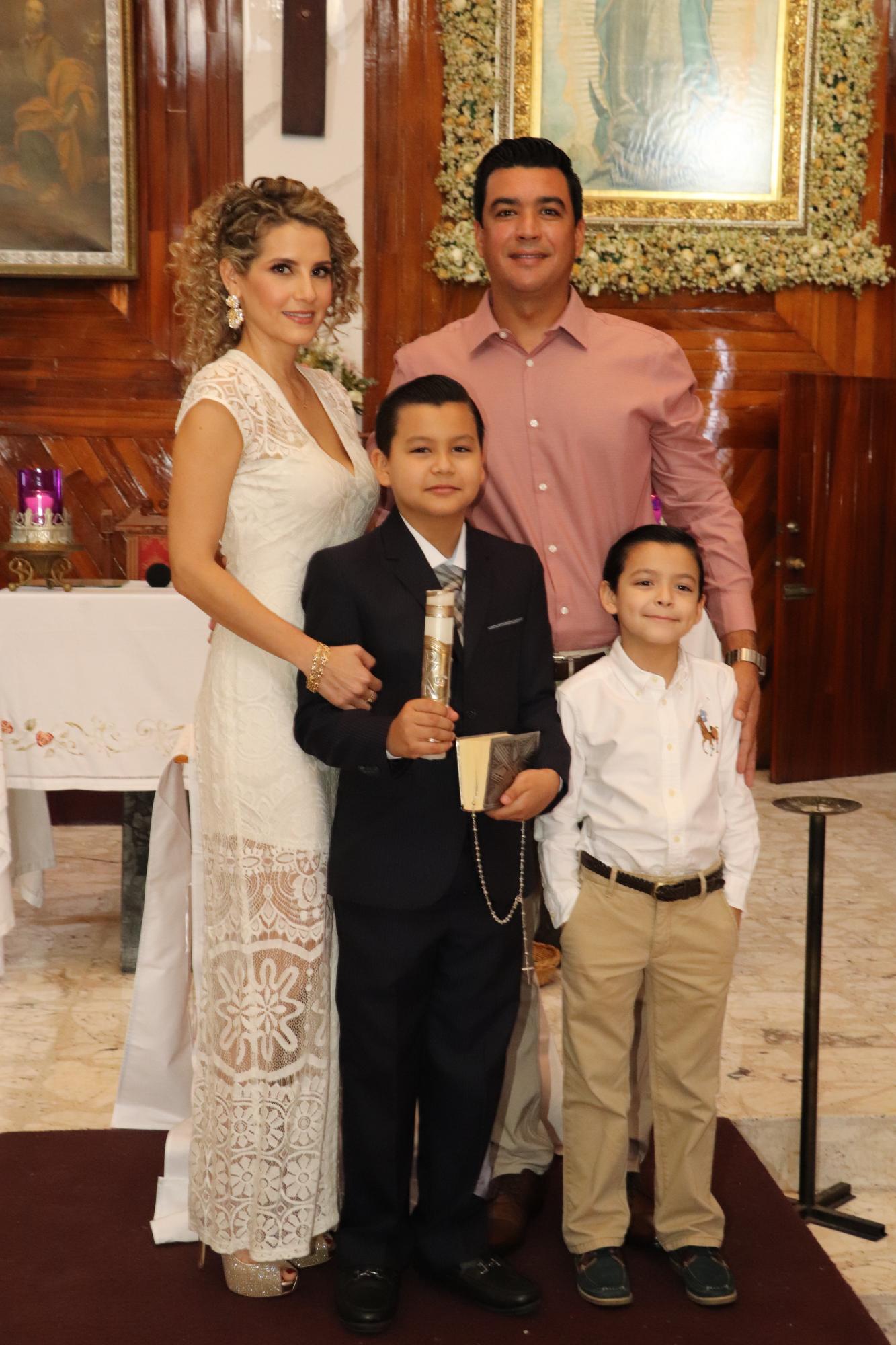 $!Laura Velázquez de González y Luis González Schobert con sus hijos, Luis y Leonardo González Velázquez.