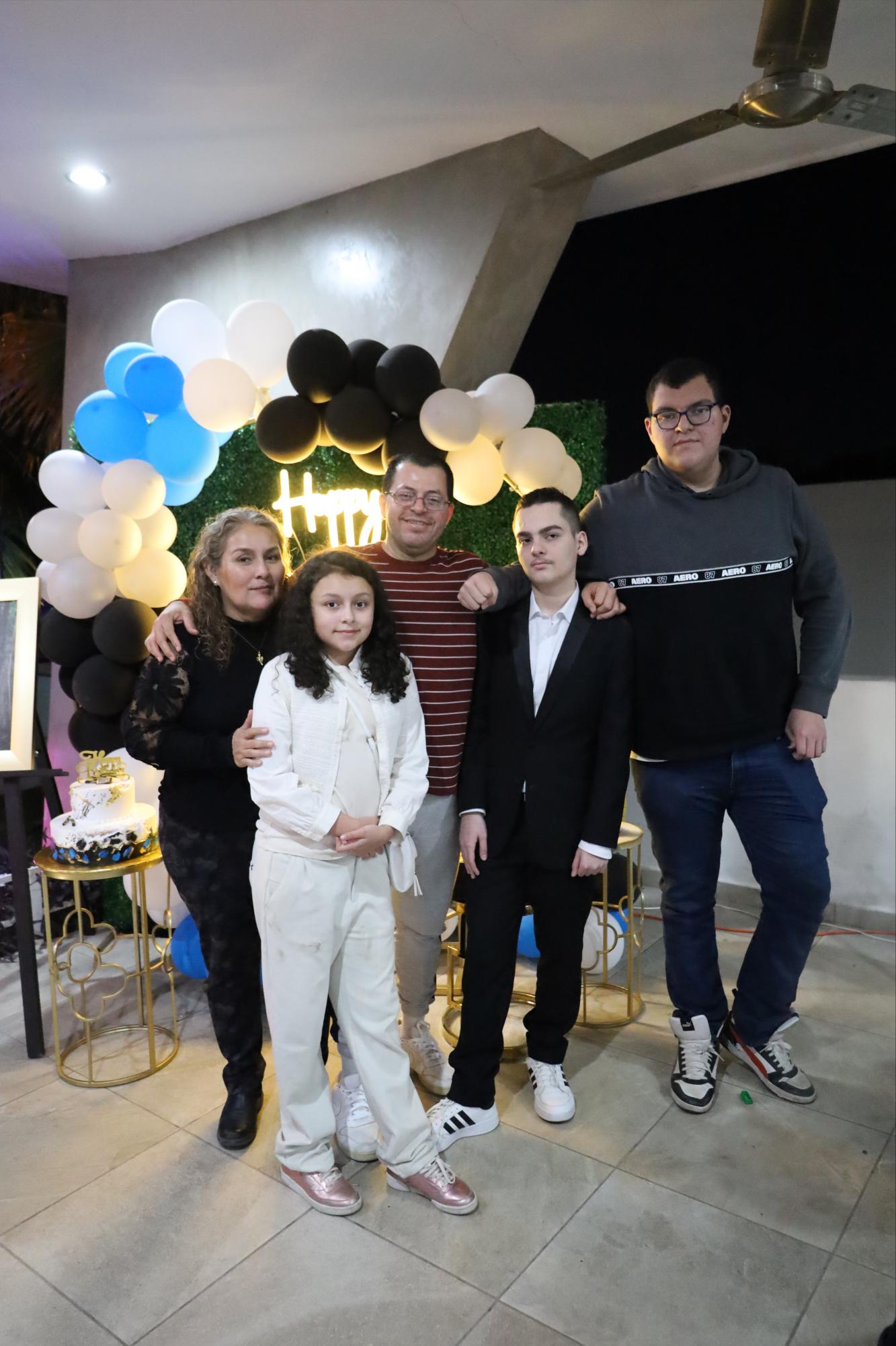 $!Con sus tíos José Alfredo Beltrán y Marcela, y sus primos Luis Alfredo y Alejandra.