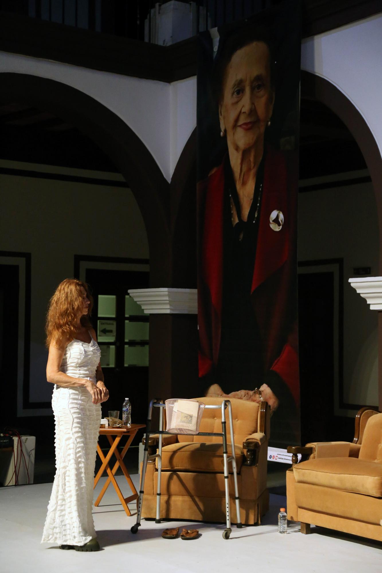 $!Rosa María Robles hizo un performance en honor a su madre Irene Montijo.