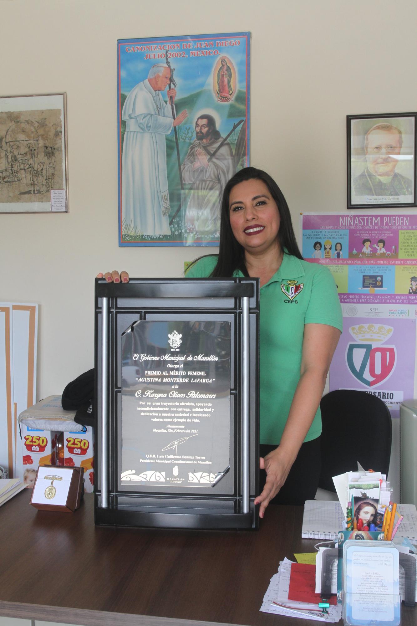 $!Karyna Olivas Palomares recibió la medalla al Mérito Femenil Agustina Monterde Lafarga por su gran don de servicio.