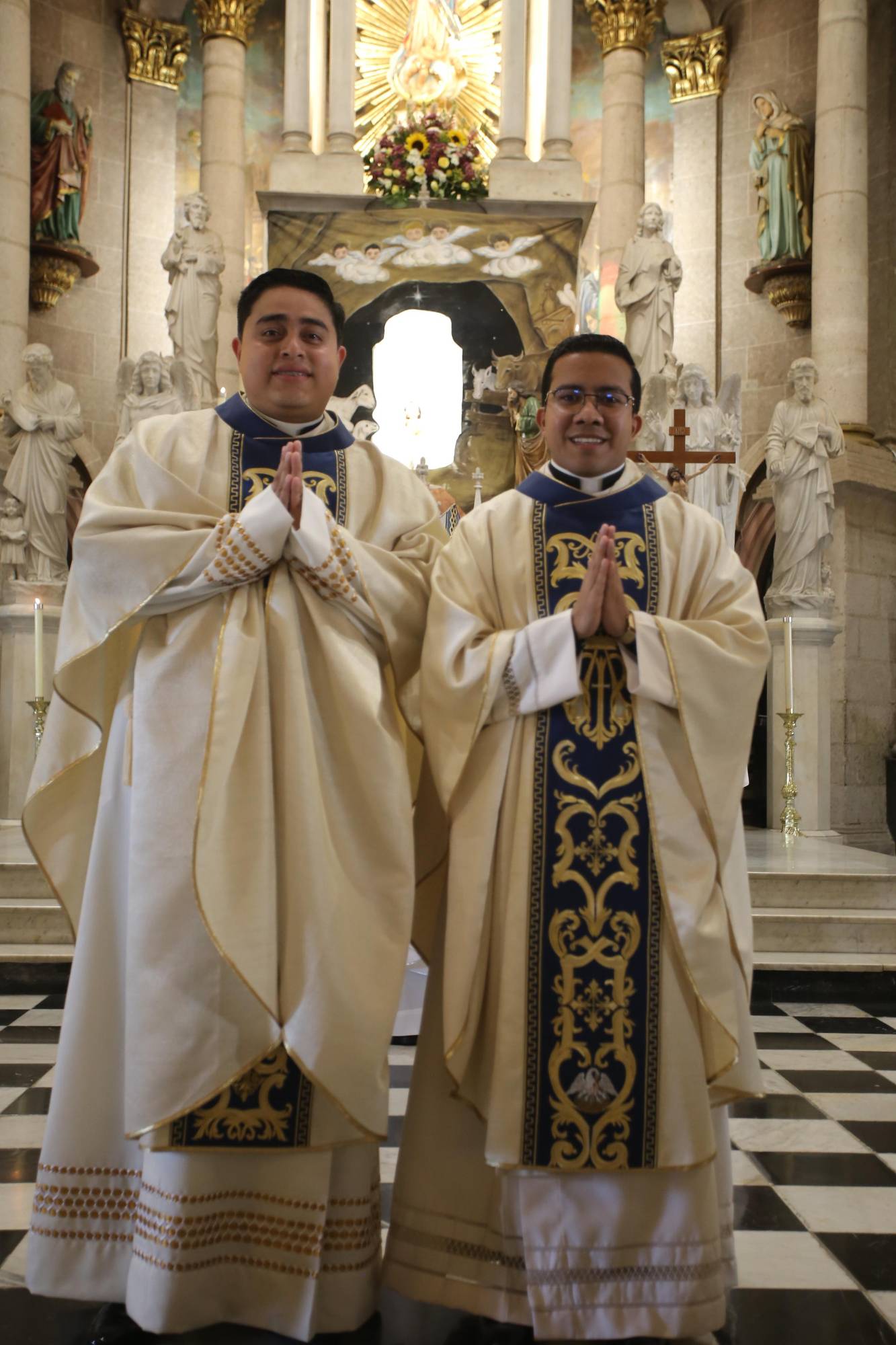 $!Juan Pablo Santos Calvario y Miguel Ángel Canizales Silva reciben la orden del presbiterado.