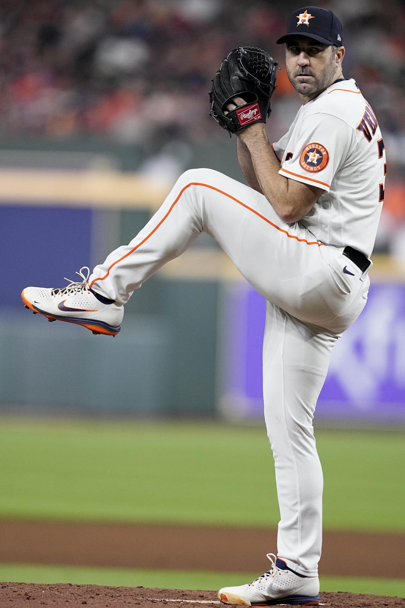 $!Verlander poncha a 11 y Astros pegan 3 jonrones para llevarse el Juego 1 de la Serie de Campeonato ante Yanquis