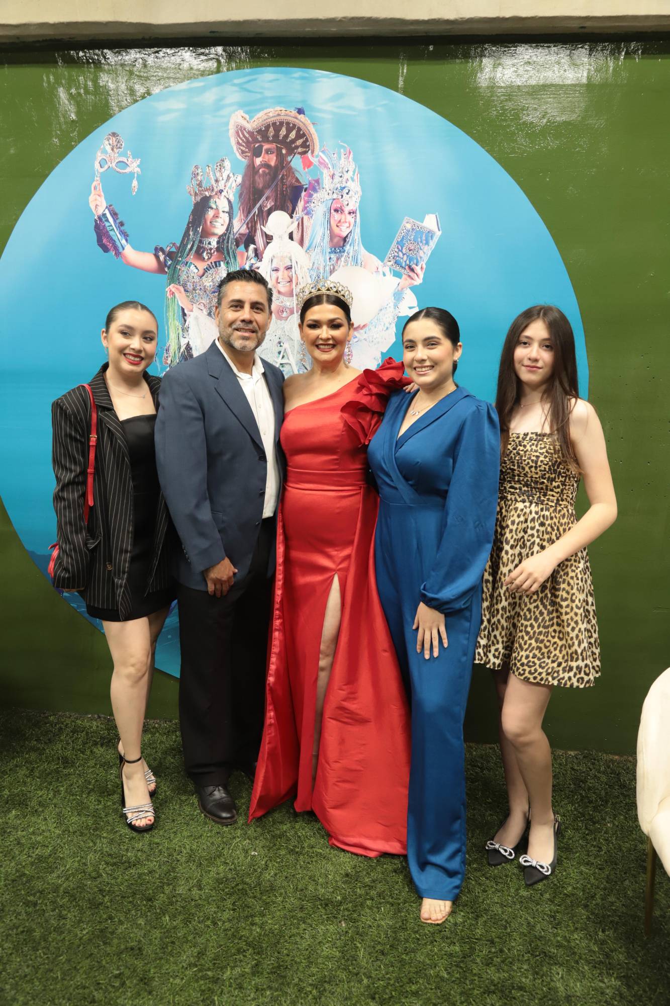 $!Fabiola Ortega con su esposo Enrique Gallardo y sus hijas Daniela, Regina y Ximena.