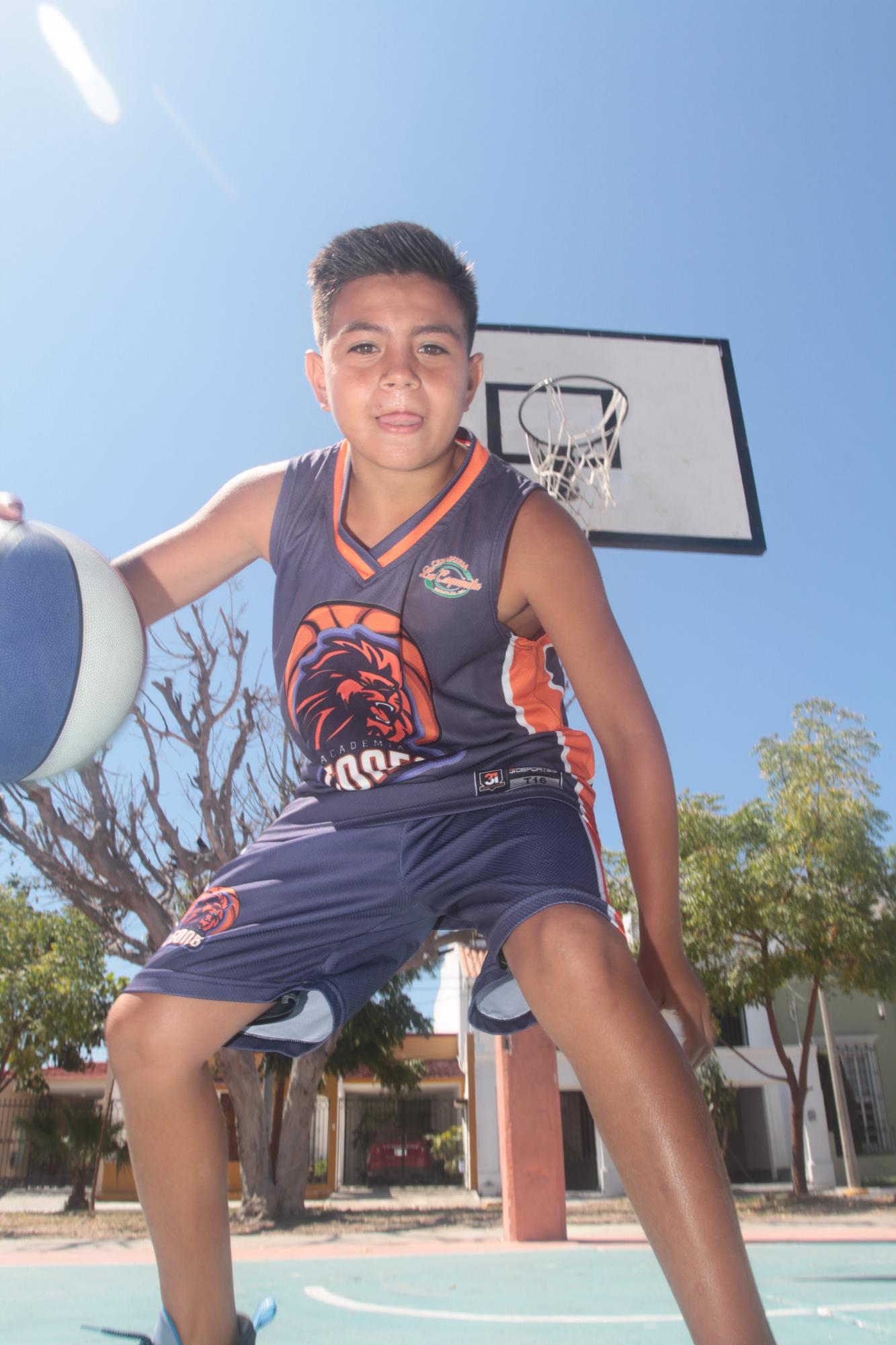 $!DÍA DE LA NIÑEZ: Otilio Torres, el niño al que el baloncesto le cambió la vida