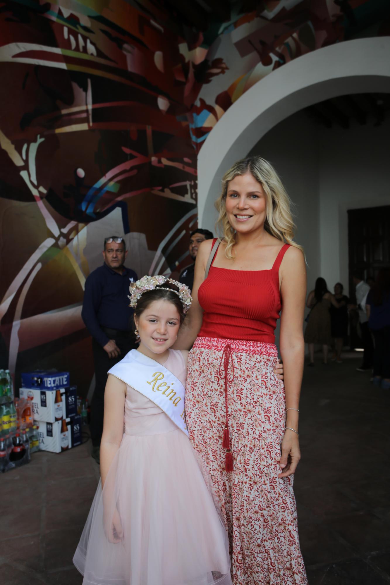 $!María Paula Velarde junto a su mamá Natalia García de Velarde.