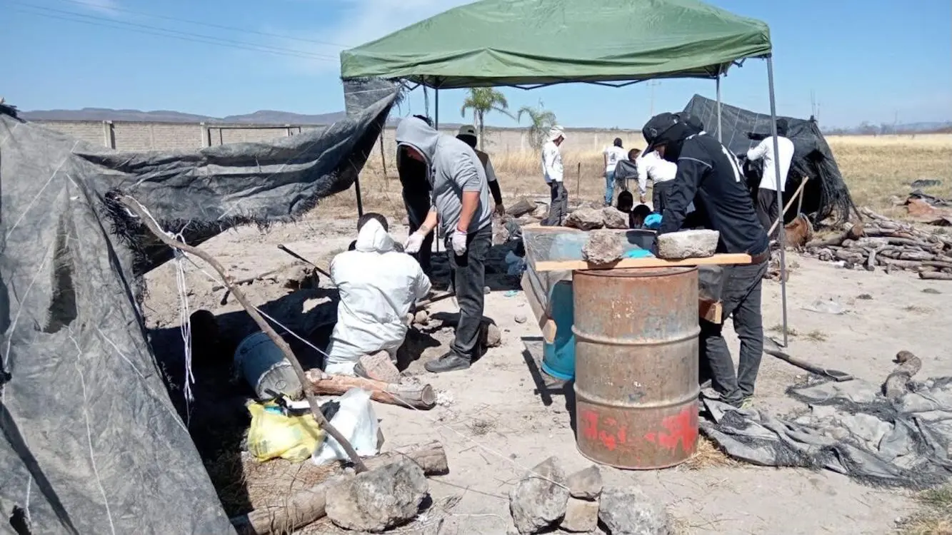 $!Trabajos de excavación en el interior del Rancho Izaguirre, un centro de adiestramiento del CJNG donde fueron hallados cientos de prendas, zapatos y objetos.