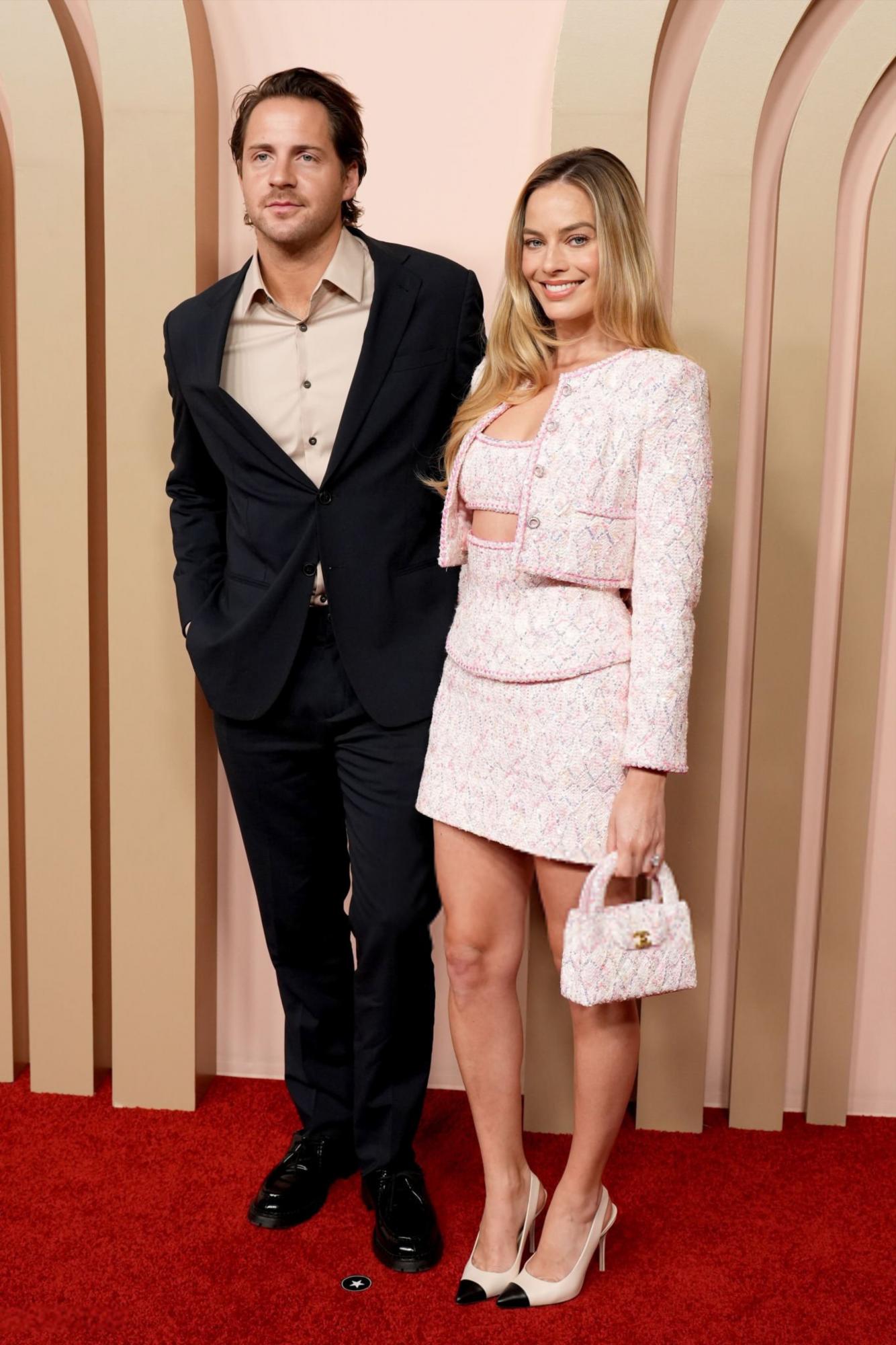 $!Tom Ackerley y Margot Robbie asisten al 96º almuerzo de nominados a los Oscar.