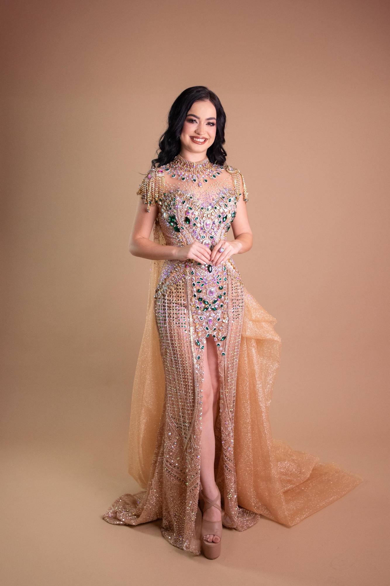 $!Fernanda muestra su vestido de noche.