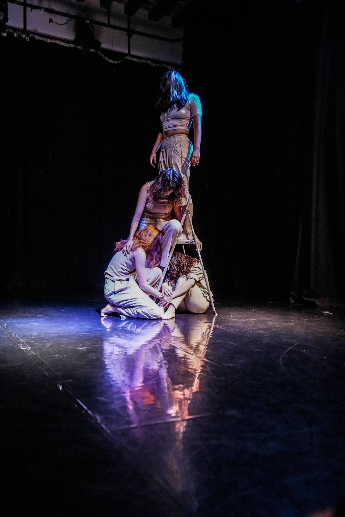 $!Los bailarines habitan el escenario como un terreno de líneas paralelas, donde el cuerpo dice lo que las palabras no alcanzan.