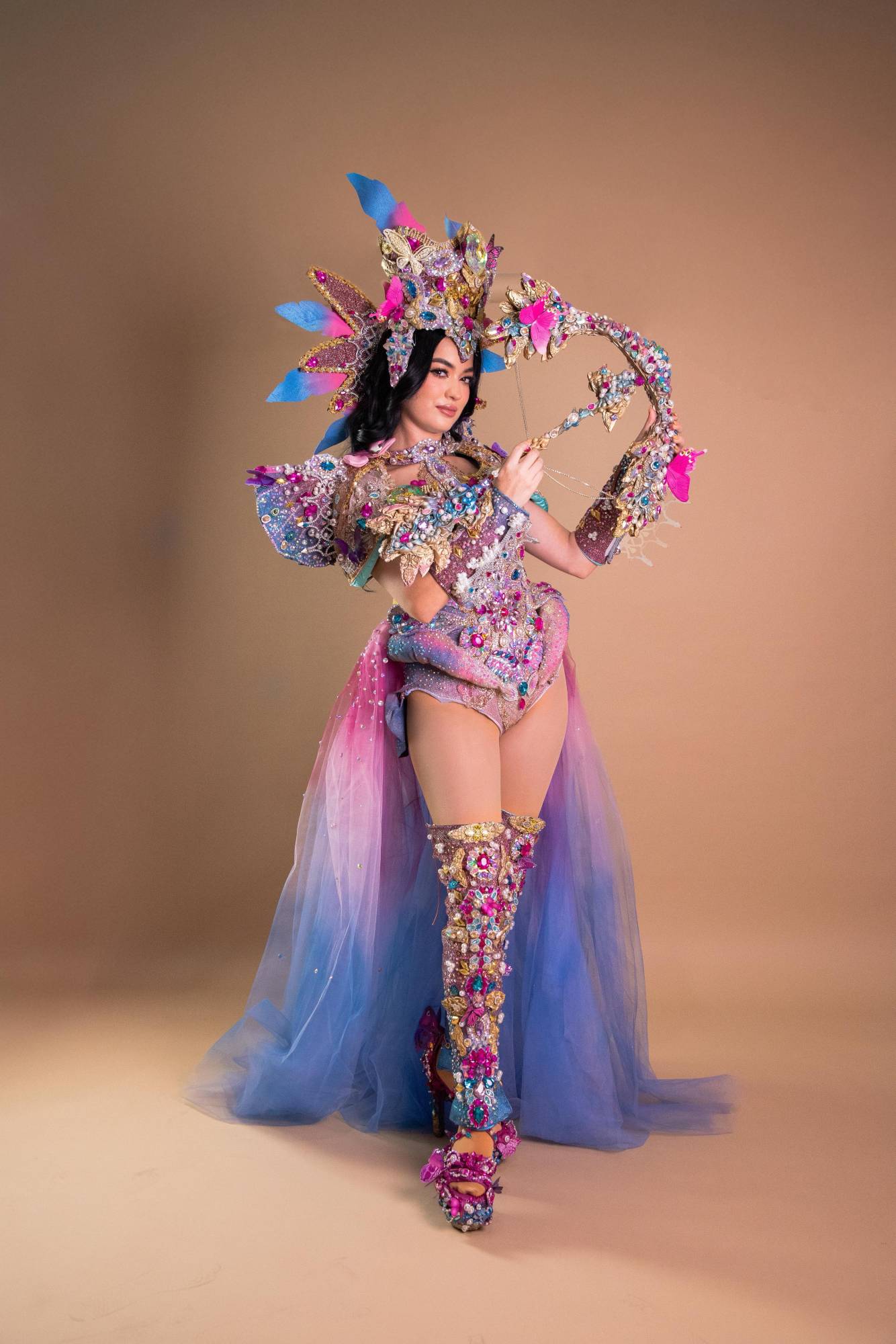 $!Fernanda muestra su traje típico denominado Ephiria, heroína protectora del Ajolote.