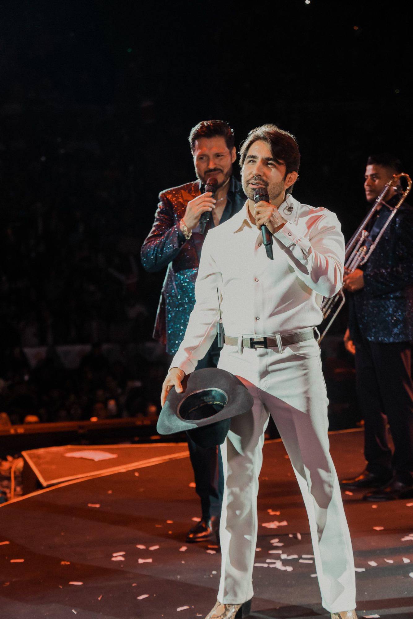 $!Joss Favela se unió como invitado especial durante el concierto en la Plaza de Toros México.