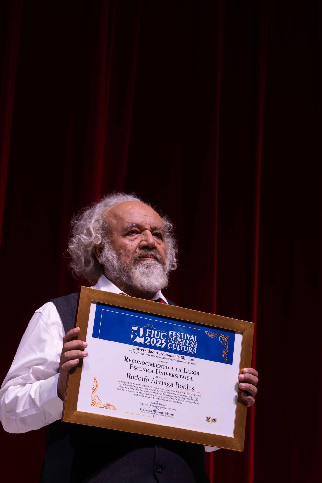 $!Rodolfo Arriaga Robles con su reconocimiento.