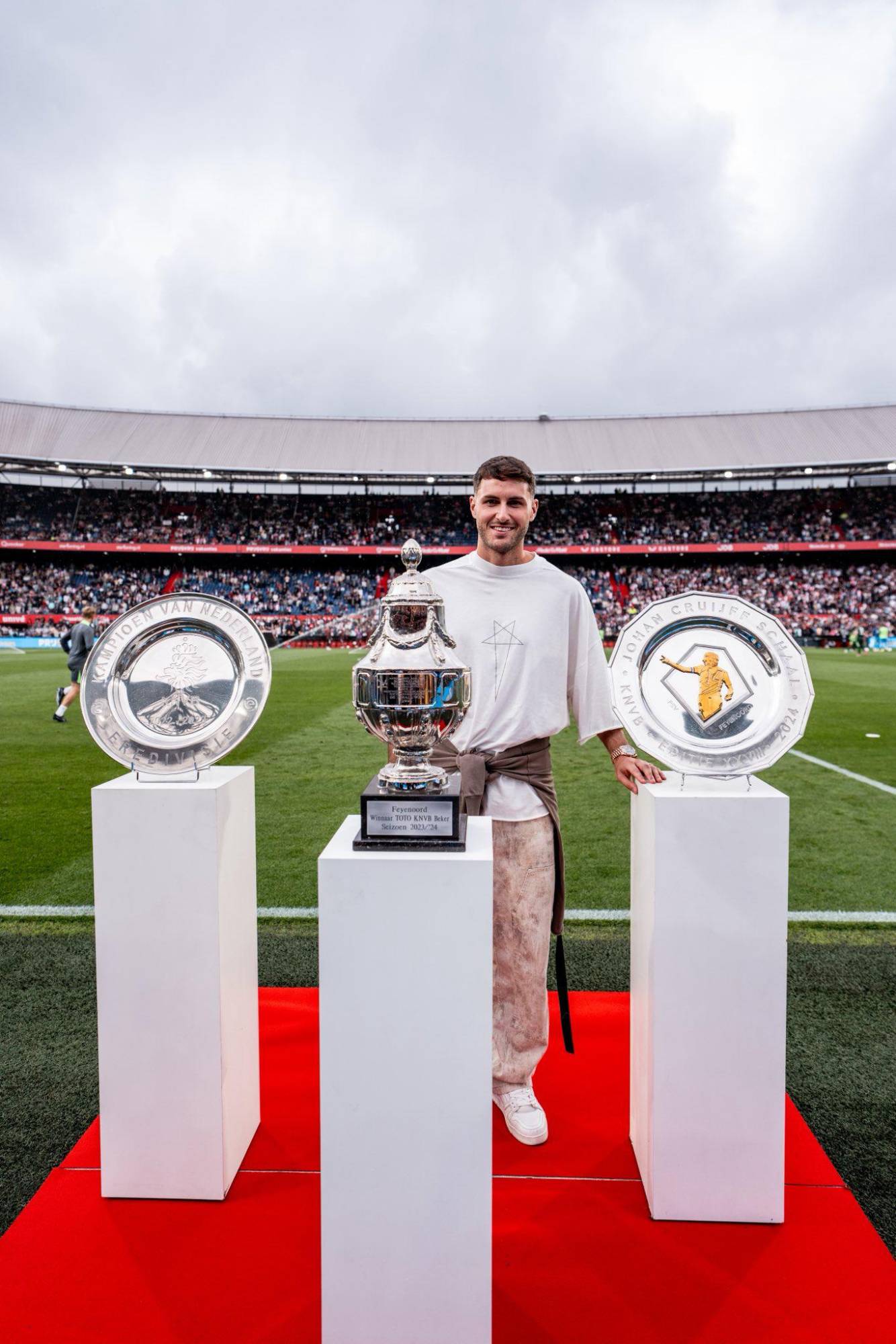 $!Santiago Giménez se despide del Feyenoord con homenaje en De Kuip: ‘Es mi segundo hogar’