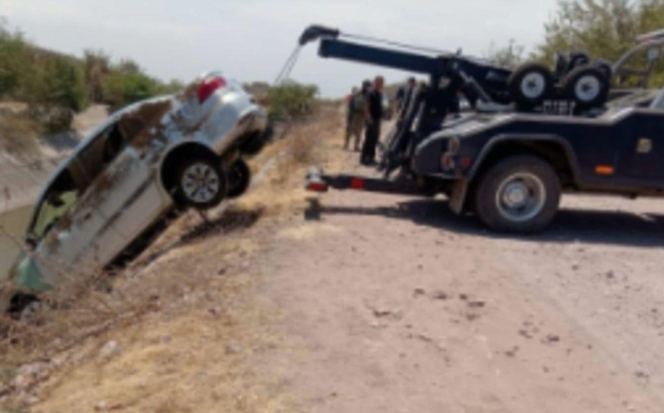 $!Recuperan vehículos que se encontraba al interior de un canal en Culiacán
