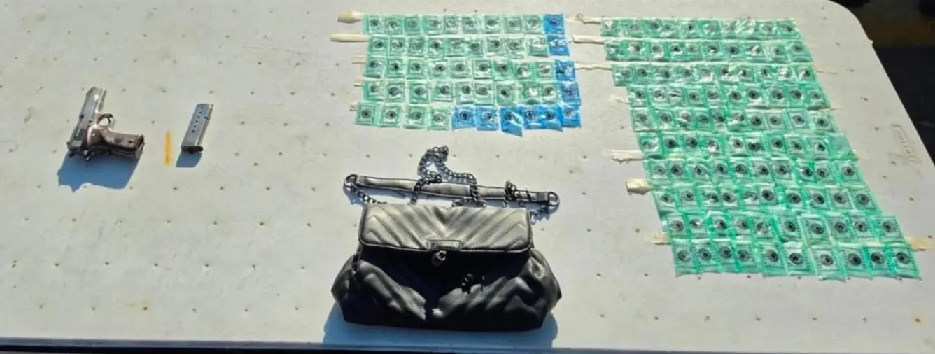 $!Detienen a mujer armada con 150 dosis de presunta droga en Urbivilla del Cedro, en Culiacán