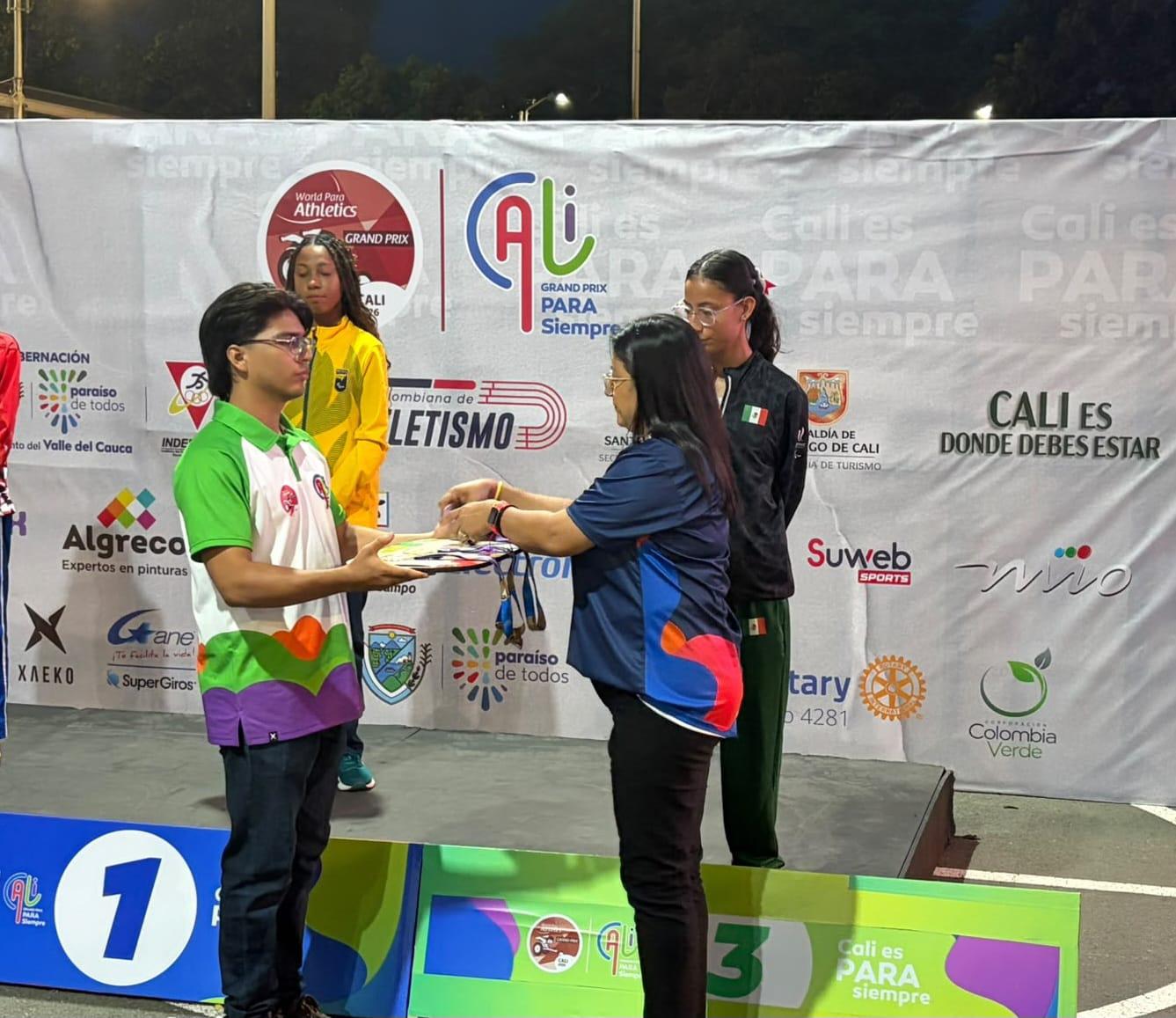 $!¡Medalla de bronce para Mazatlán! Silvana Quiñones sube al podio en Cali 2026