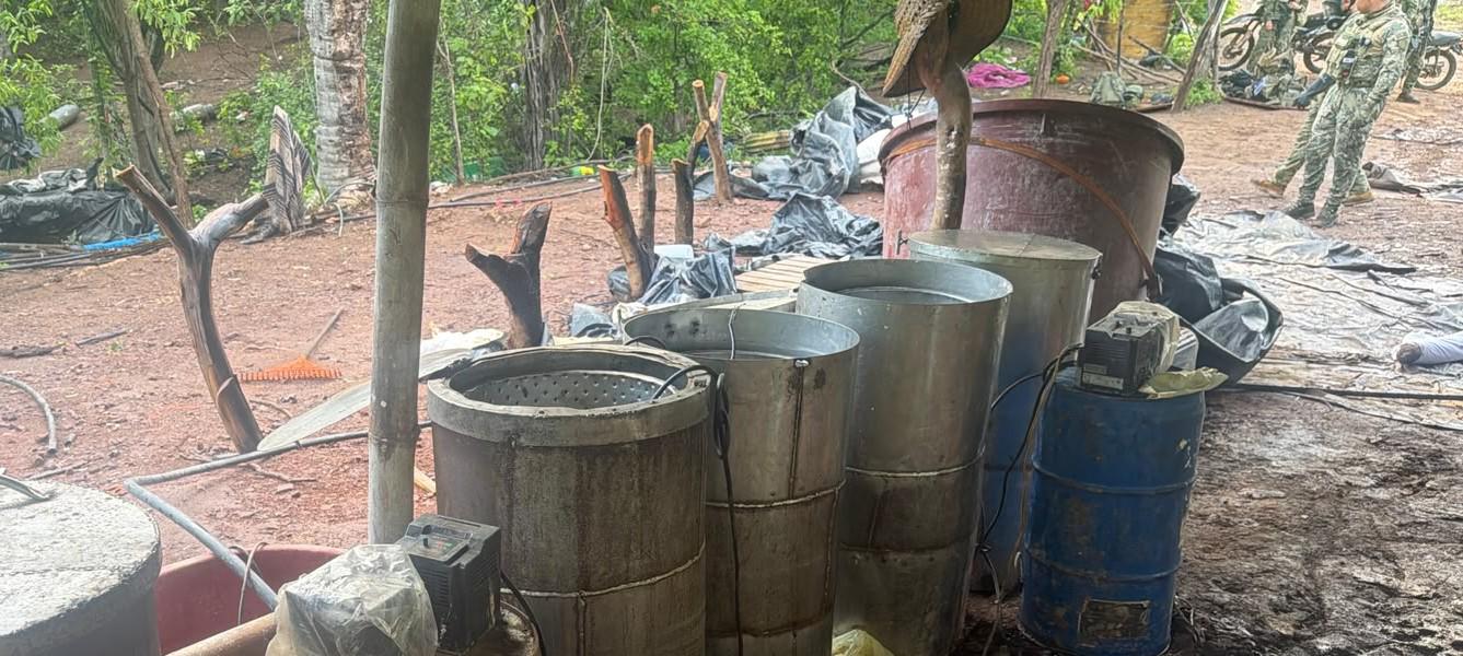 $!Secretaría de Marina localiza laboratorios clandestinos de drogas en Culiacán