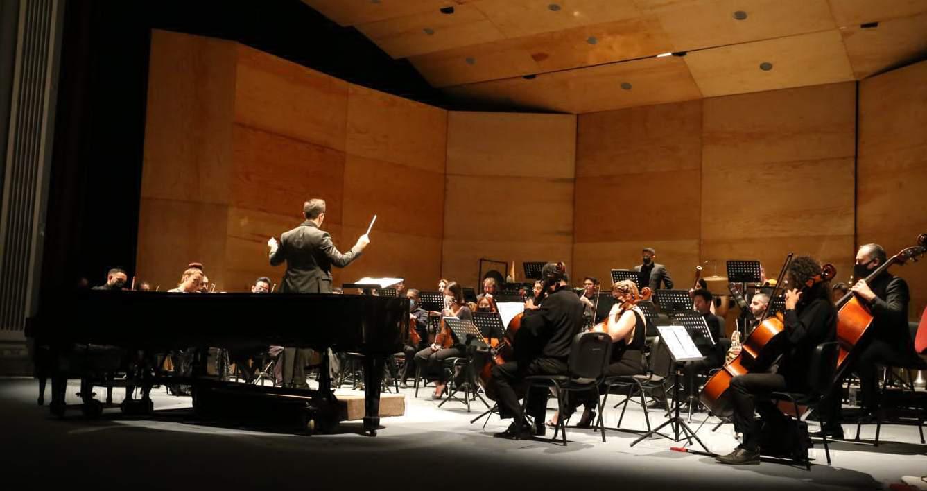 $!La Orquesta del Teatro Ángela Peralta, dirigida por el maestro Sergio Freeman, brilla sobre el escenario con la función denominada “Concierto Latinoamericano”.
