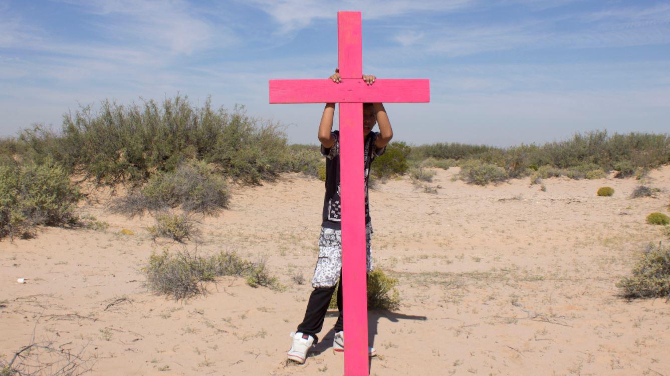 $!Cruz rosa en memoria de Brenda Patricia desaparecida en 2013. Fue colocada en medio del desierto donde encontraron a Brenda.