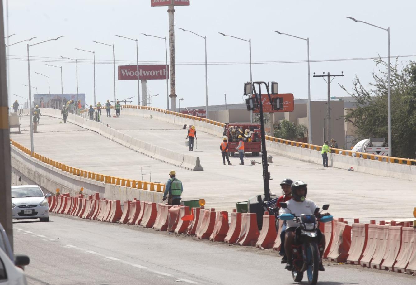 $!Tras invasión de vehículo a la obra, continúa construcción del Paso Superior Vehicular, en Mazatlán