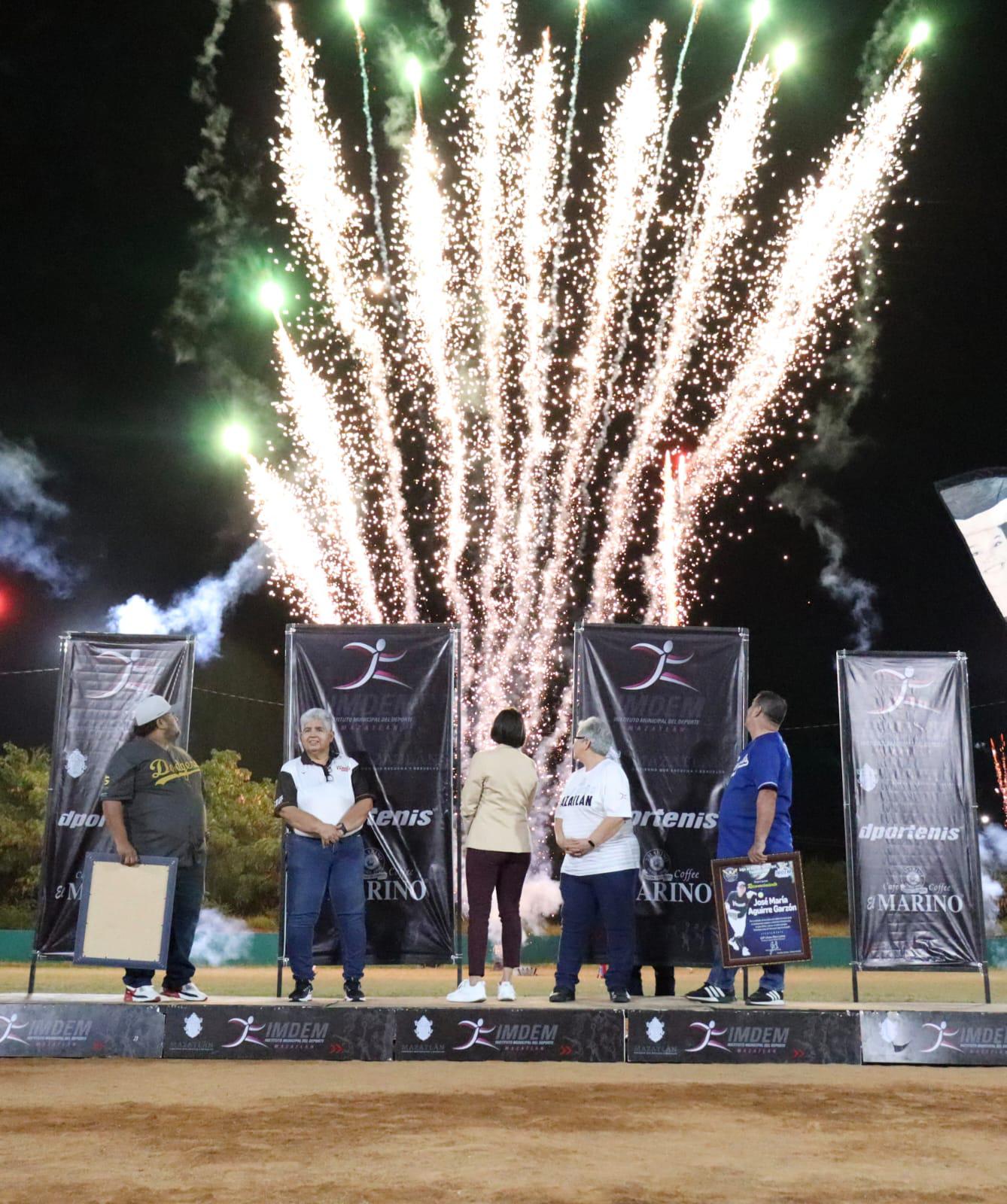 $!Premian e inauguran en la Liga de Softbol Imdem