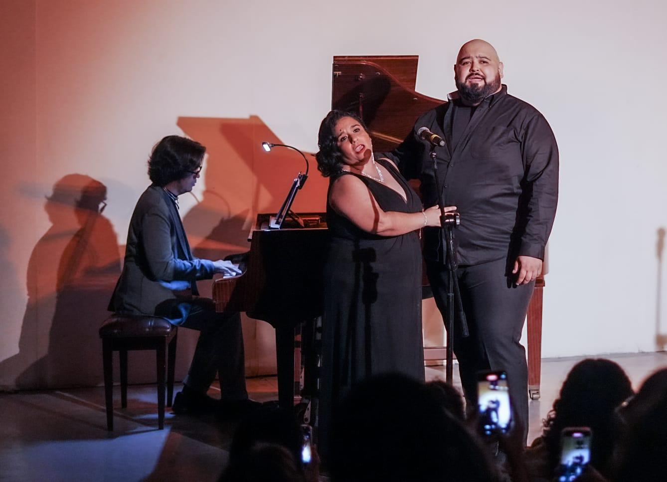 $!El repertorio de la noche fue acompañado al piano por el maestro Sergio Castellanos.