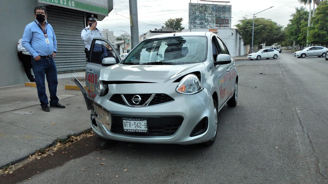 $!Chocan auto y una camioneta en la Colonia Jorge Almada, en Culiacán