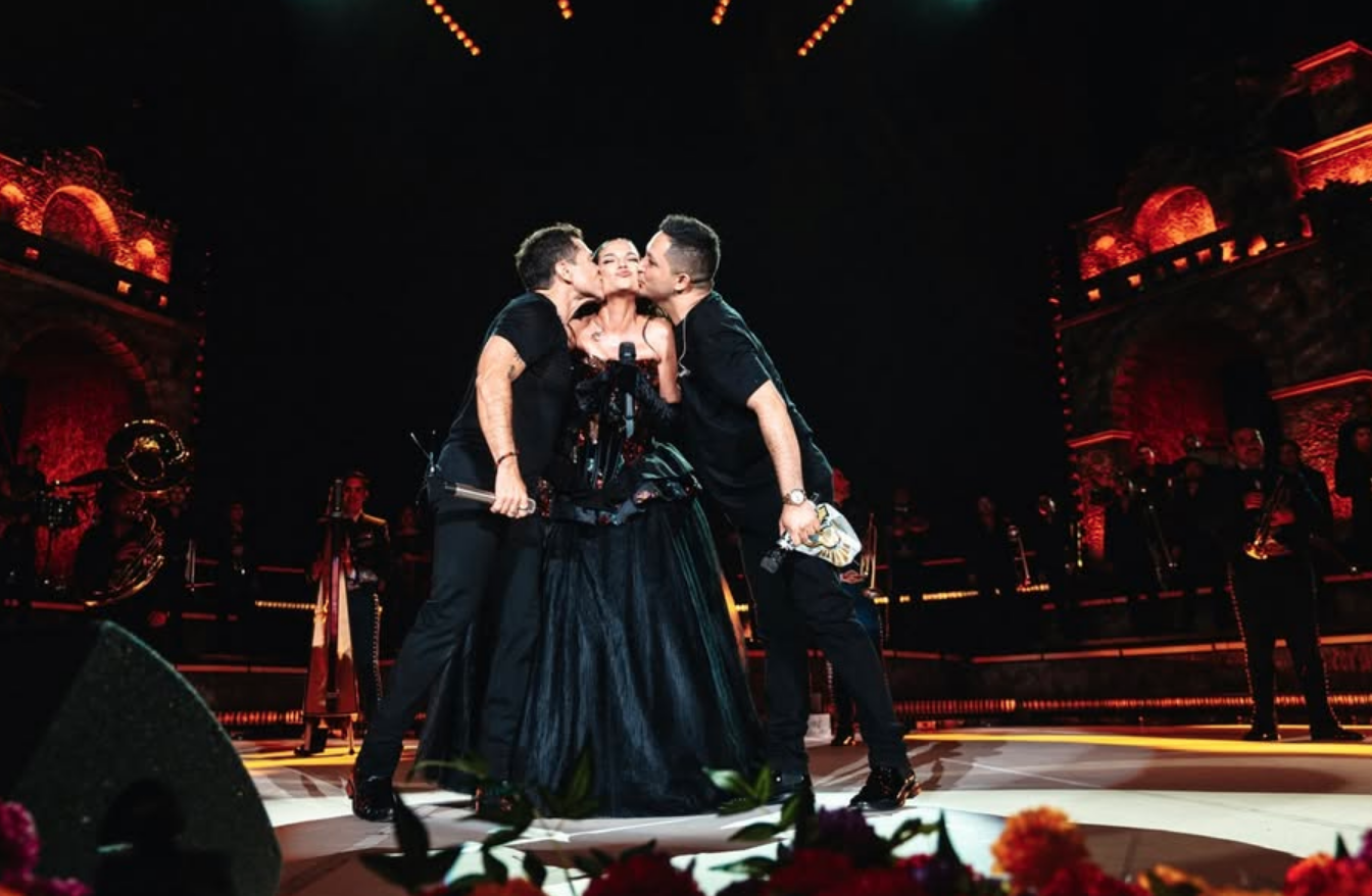 $!Los tres artistas se divirtieron en el escenario.