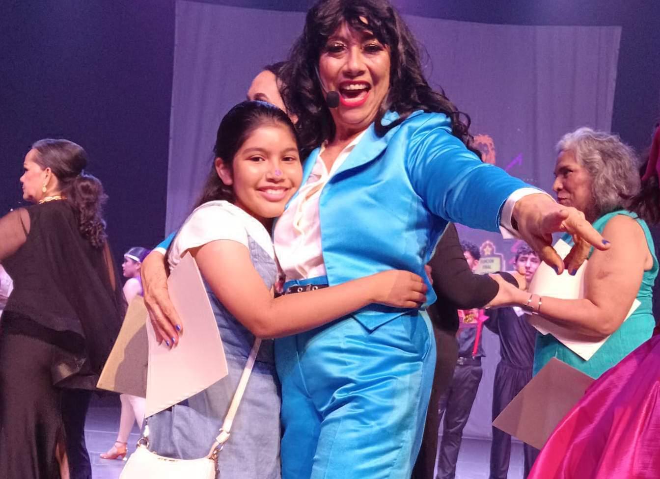 $!Renata con su abuelita Lola Rodríguez.