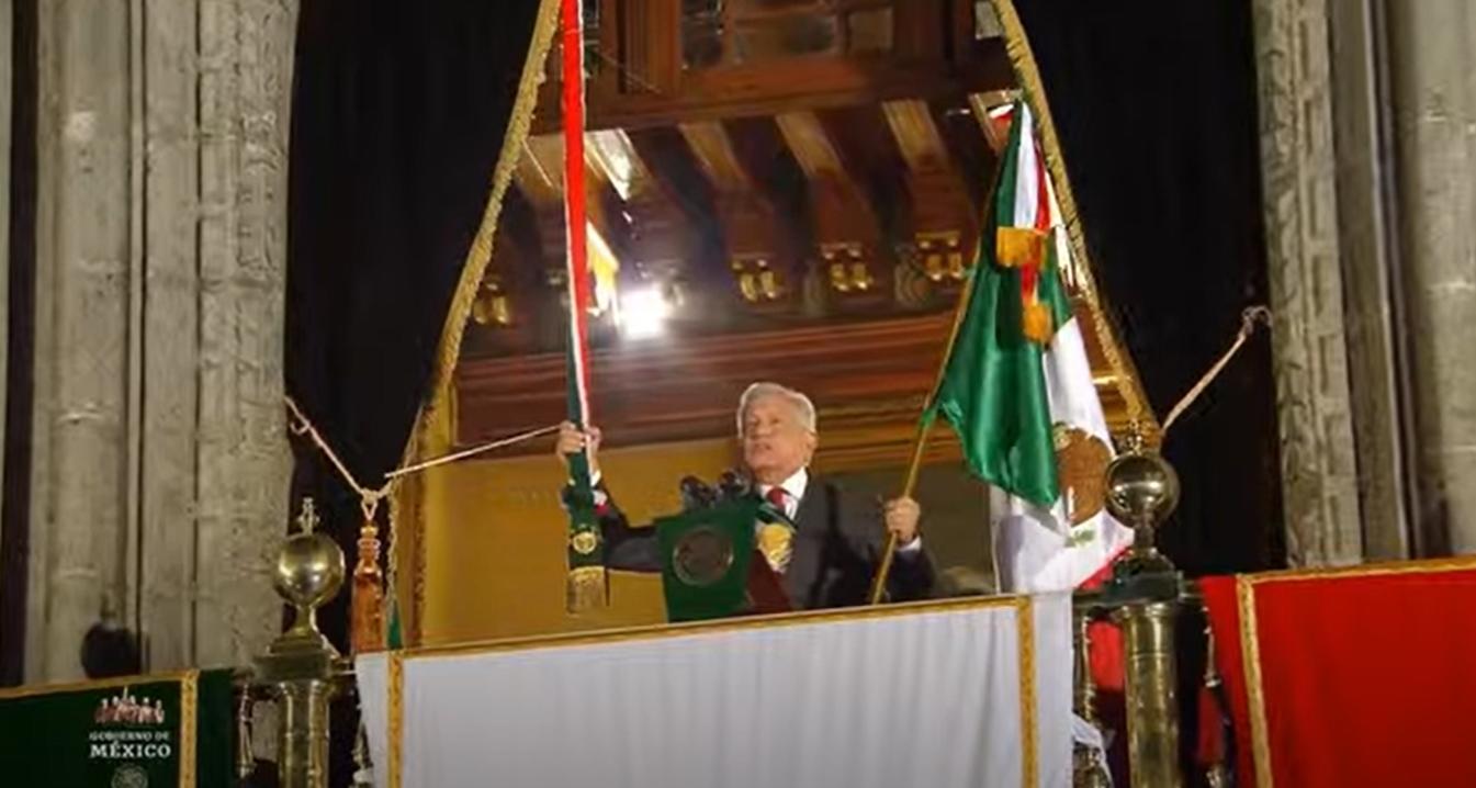 $!‘Muera la corrupción’, grita AMLO en 213 aniversario del inicio de Independencia