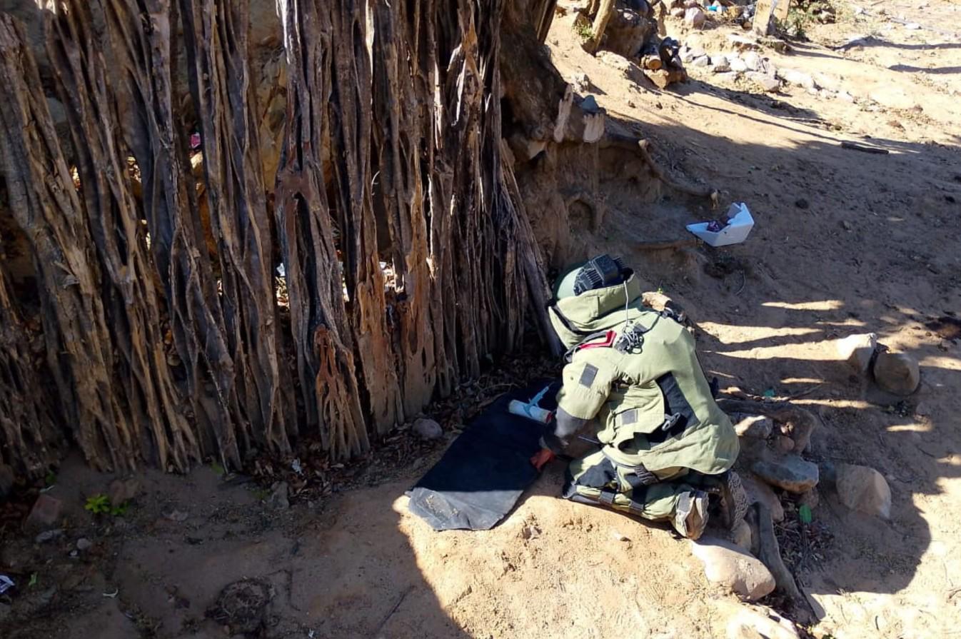 $!Ejército detiene a cuatro civiles en Escuinapa y asegura 16 explosivos en San Ignacio