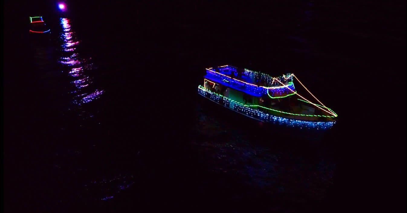 $!Yates ‘multicolores’ adornan la bahía de Mazatlán en el primer Desfile de Luces sobre el Mar