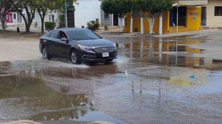 Aguas negras inundan calles de Santa Teresa en Mazatlán