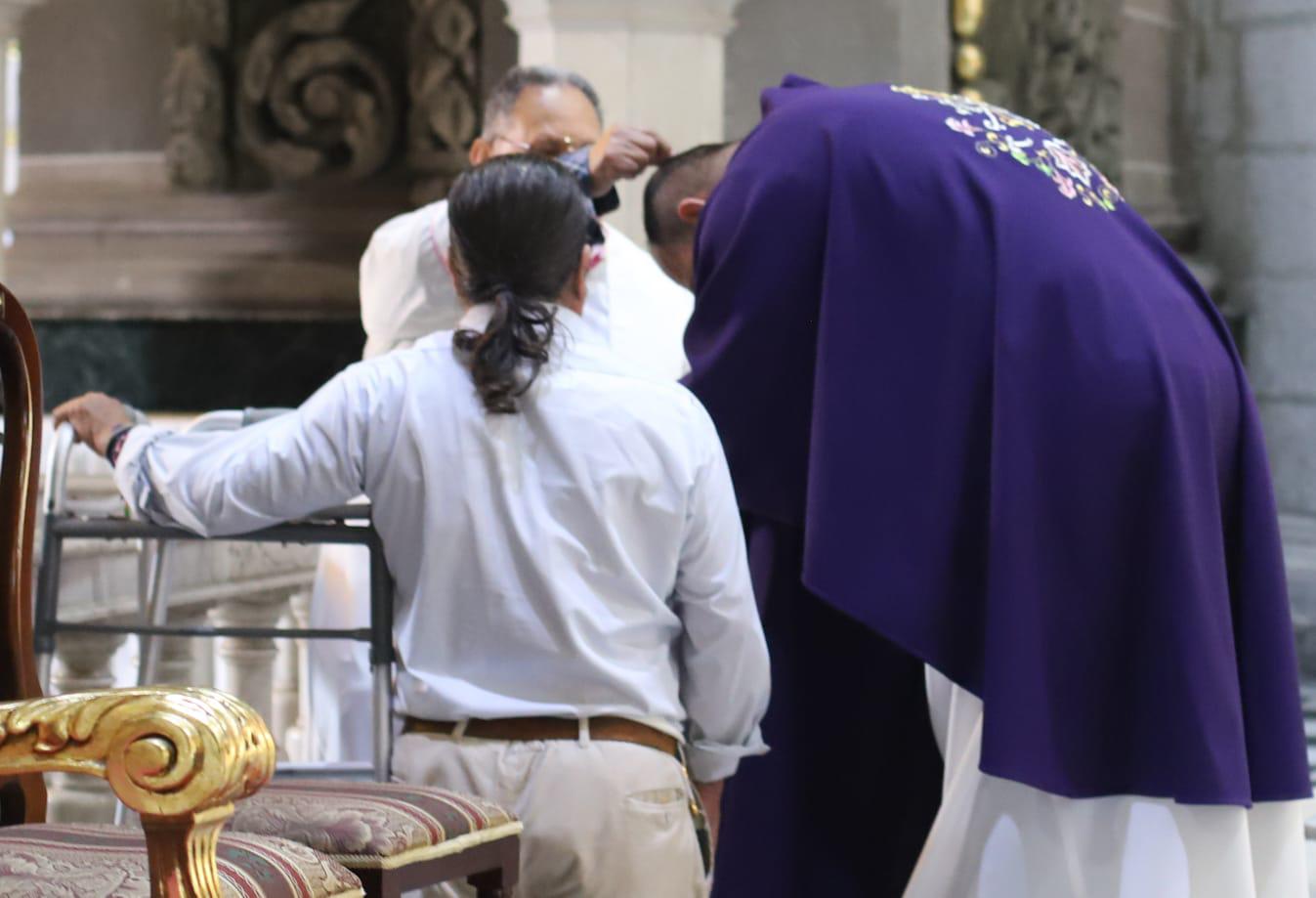 $!Acuden fieles de Mazatlán a tomar la ceniza en Catedral en este inicio de la Cuaresma