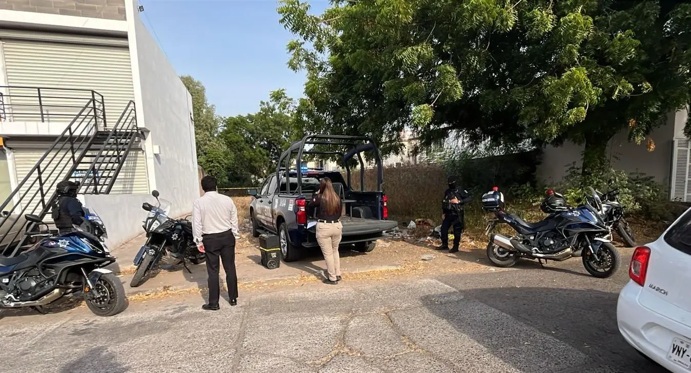 $!Hallan a joven sin vida con heridas de bala en lote baldío de Infonavit Solidaridad, Culiacán