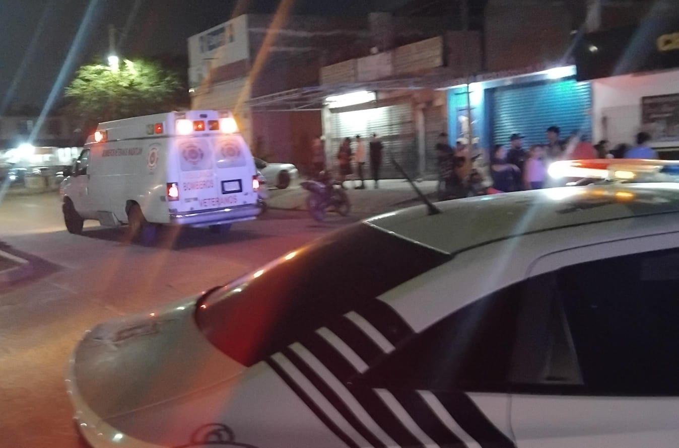 $!Aparatoso choque de moto contra auto, deja dos heridos graves en Mazatlán