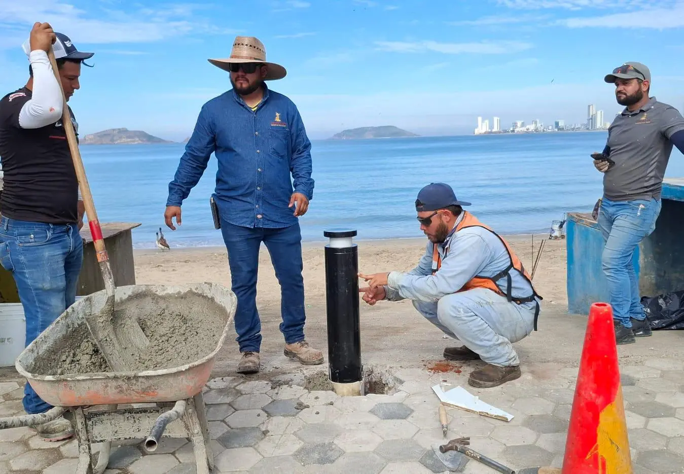 $!Colocan bolardo en Playa Norte para evitar ingreso de tractocamiones