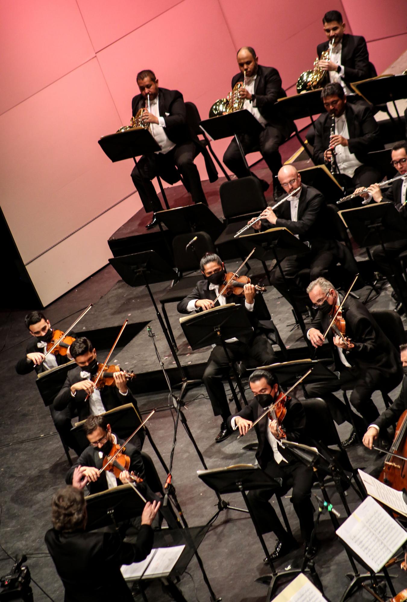 $!Ofrece la OSSLA brillante concierto con Fernando Saint-Martin al piano