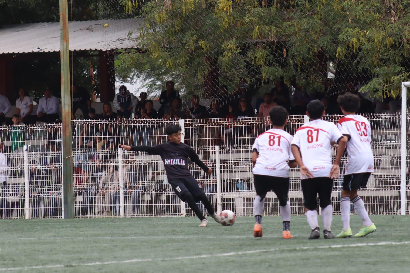 $!¡Históricos! Mazatlán se cuelga dos oros en estatal de futbol varonil