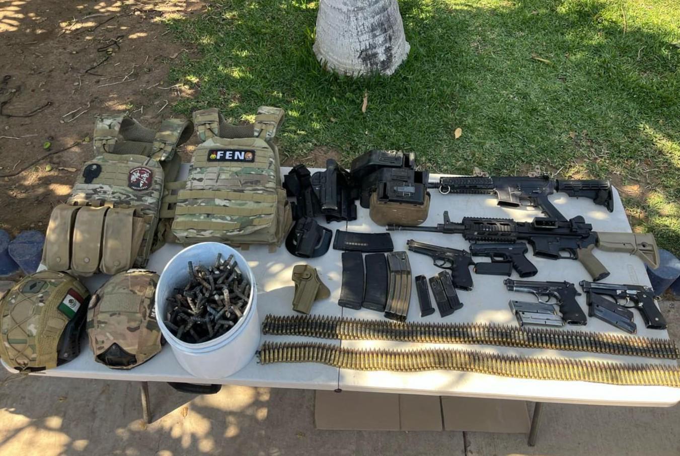 $!Detienen a cuatro hombres armados que viajaban en auto robado
