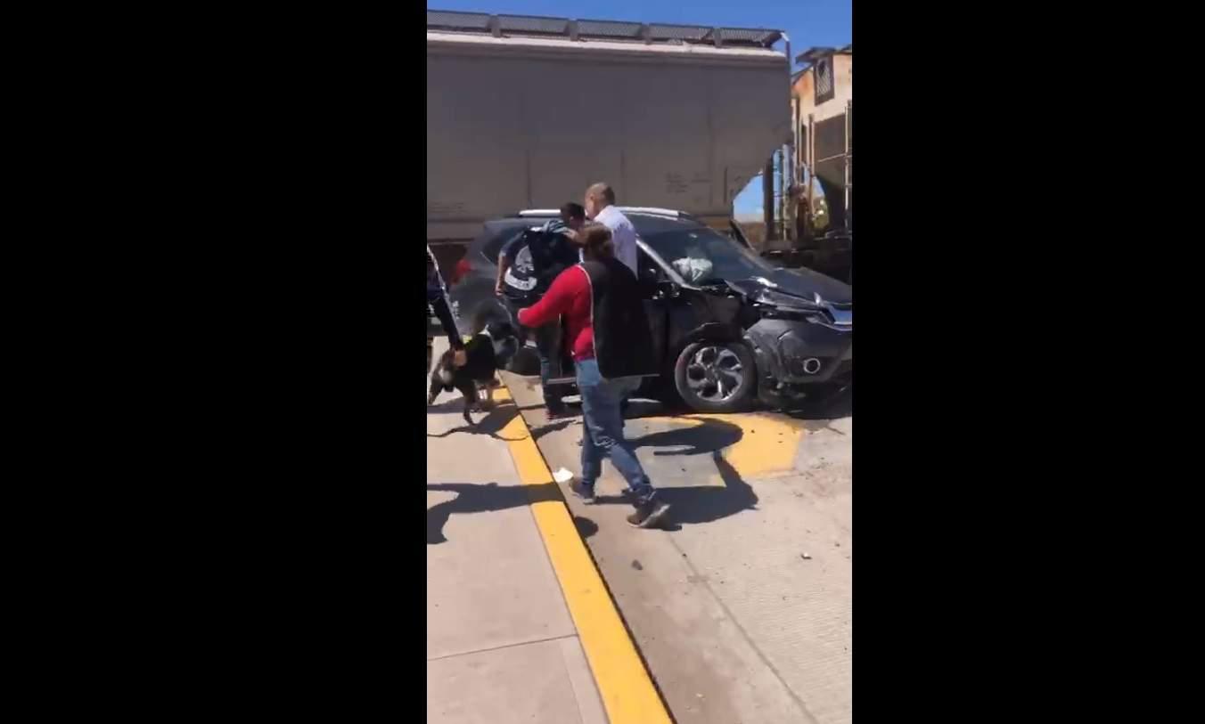 $!Tren golpea a una camioneta en crucero de La Cruz, Elota