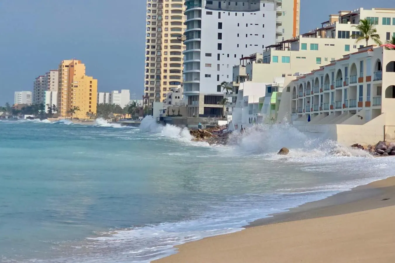 $!Cierran playas de Mazatlán a bañistas ante incremento del oleaje