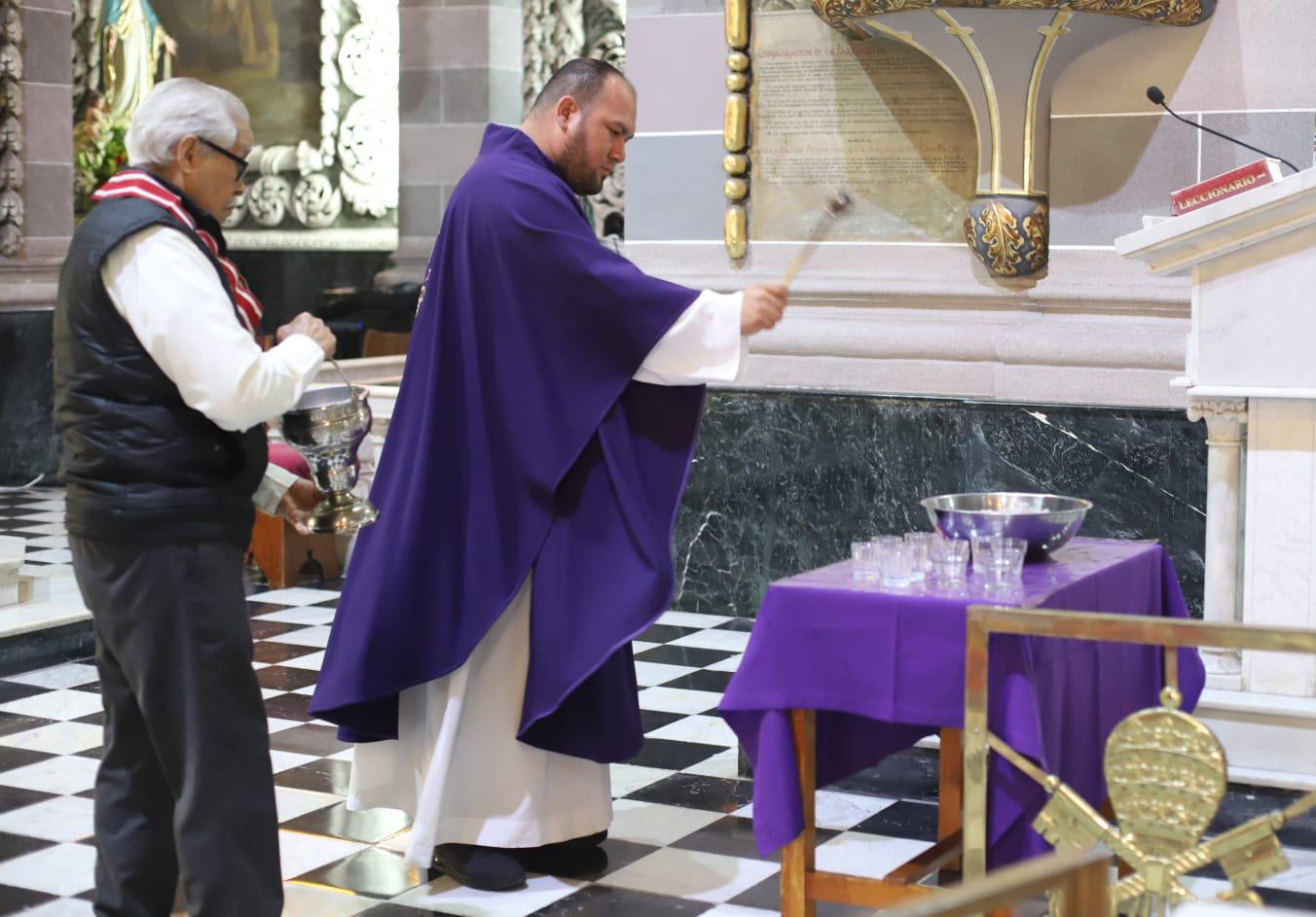 $!Acuden fieles de Mazatlán a tomar la ceniza en Catedral en este inicio de la Cuaresma