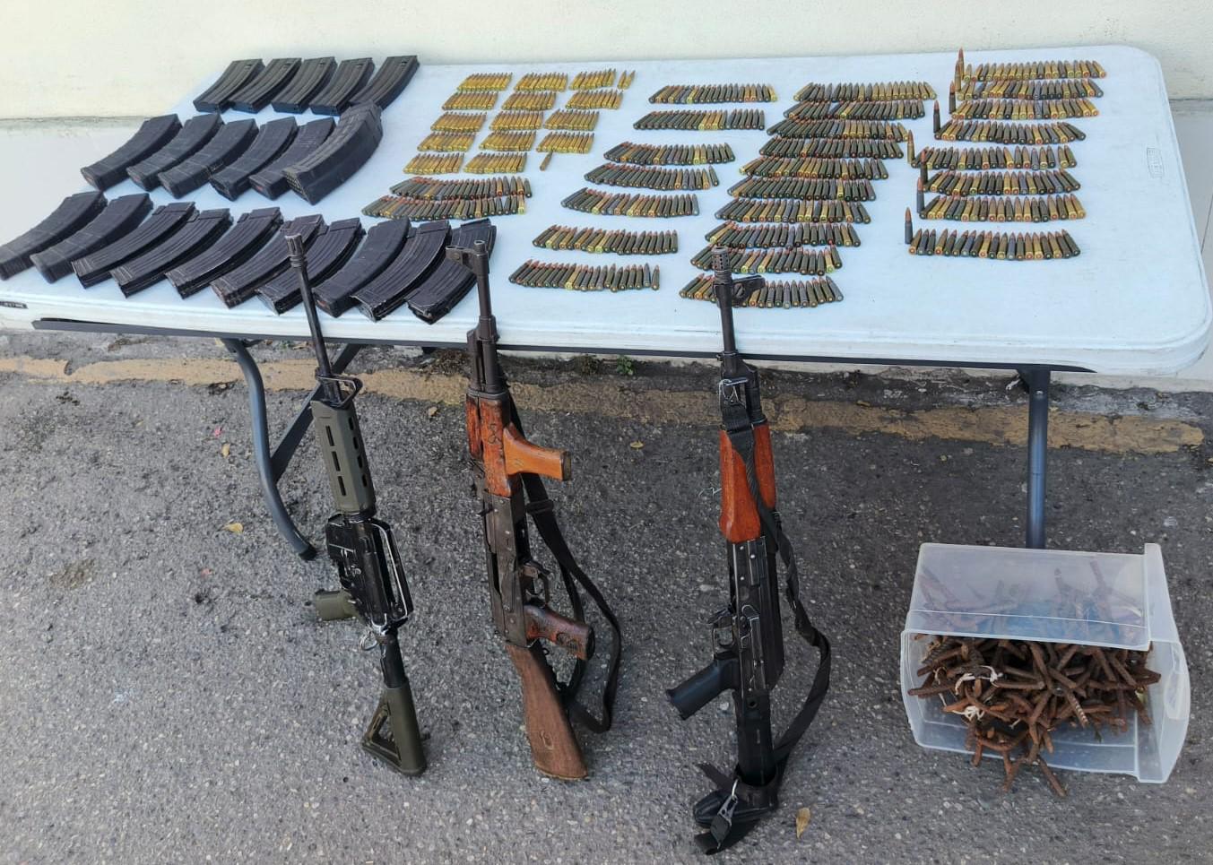 $!Decomisan en Rosario y Culiacán 7 vehículos, armas, municiones, cargadores, radios, droga y ponchallantas