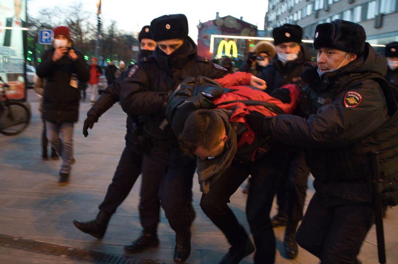 $!Protestas cunden en el orbe, incluida Rusia donde arrestan a cientos