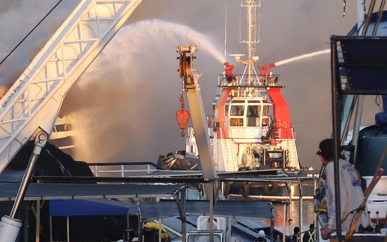 $!Se incendia barco atunero en los muelles cercanos a la zona del Parque Bonfil, en Mazatlán