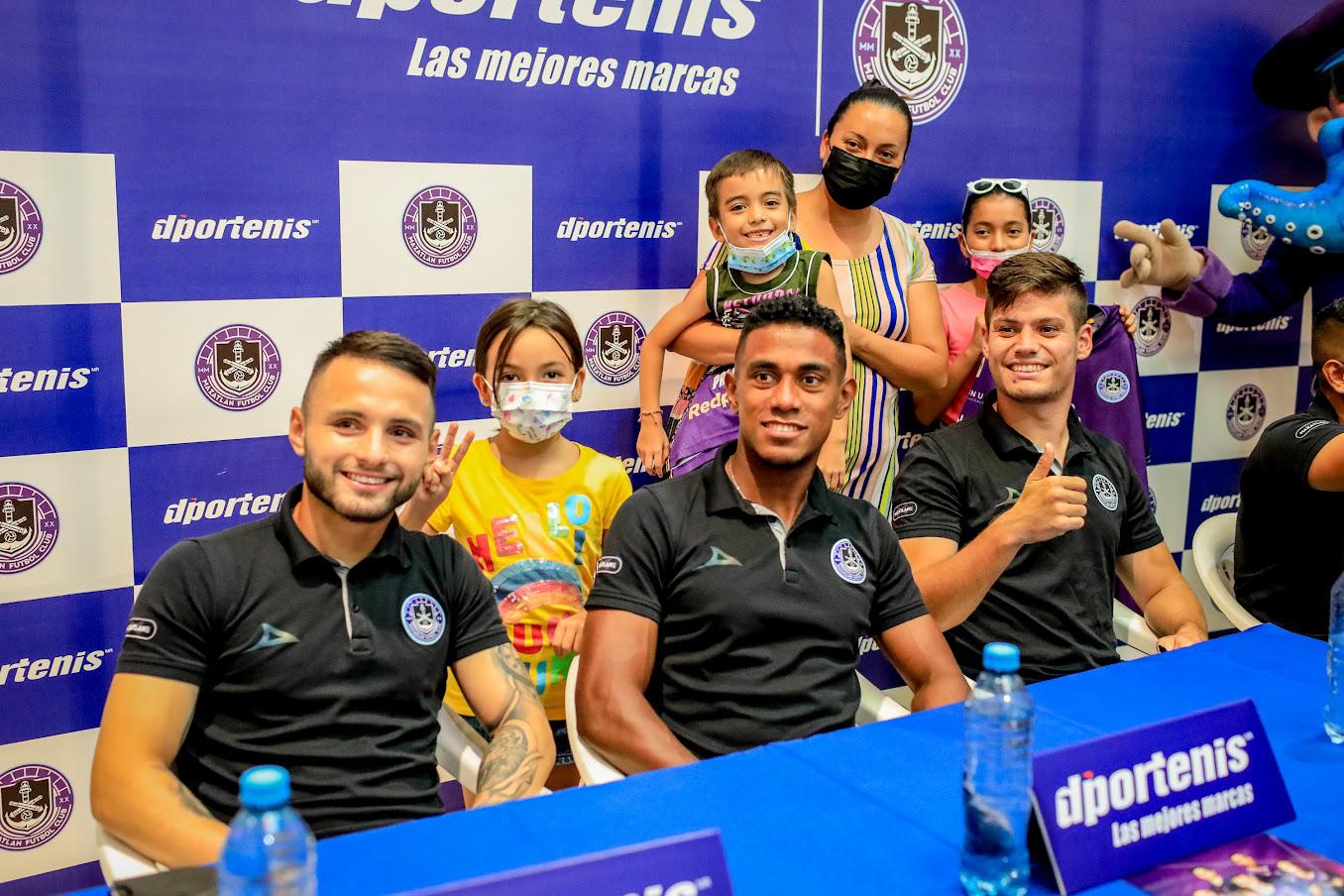 $!Mazatlán FC y D’portenis realizan firma de autógrafos y convivencia con aficionados